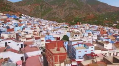 Fas 'ın Mavi Şehri Chefchaouen' in nefes kesici kuş bakışı manzarası muhteşem bir dağ zeminine karşı tasarlanmış evleriyle ünlüdür. Yüksek çözünürlüklü 4K çözünürlükte görüntülendi