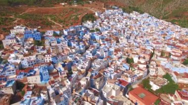 Mavi Şehir olarak da bilinen Chefchaouen, eşsiz mavi binaları arasında canlı bir kültürel deneyime dalmak isteyen gezginler için popüler bir yerdir.