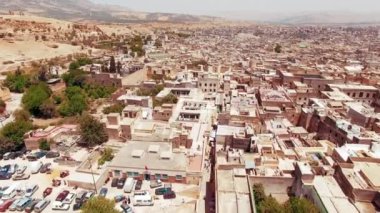 Fez, Fas 'ın nefes kesici kentsel manzarasını 4K kalitesinde keşfedin. Hava fotoğrafı, şehrin zengin tarihini ve hareketli atmosferini yakalıyor ve eşsiz mimarisini gözler önüne seriyor.