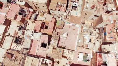 Fas 'ta Fez' in havadan çekilmiş bir fotoğrafı, sıkı sıkıya sarılmış çatıları, karmaşık şehir tasarımı ve geleneksel mimari tarzını yansıtıyor, zengin bir tarihi ve şehrin mirasını yansıtıyor.