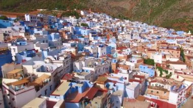 Fas 'ın Blue City' si olarak da bilinen Chefchaouen 'in nefes kesici panoramik manzarasına hayranım. Muhteşem mavi mimarisi ve canlı kültürel mirasıyla tanınıyor.