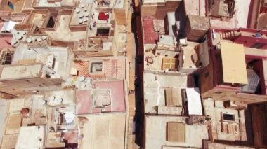 Fas, Fas 'ın karmaşık çatılarını ve dar sokaklarını muhteşem 4K detaylarıyla gösteren çarpıcı bir hava çekimi. Canlı ve yoğun şehir dokusu eski Medine hakkında hikayeler anlatıyor..