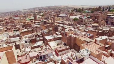 Fas 'ın Fez kentinin havadan 4K görüntüsü, karmaşık ve tarihi mimarisini, hareketli şehir sokaklarını ve yoğun şehir planlarını sergiliyor, zengin kültürel ve tarihi mirası yansıtıyor..