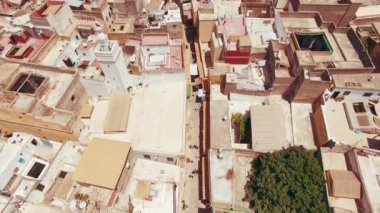 Geleneksel mimarisi, zengin kültürü ve karmaşık şehir planıyla Fas 'ın Fez kentinin nefes kesici hava manzarası çarpıcı 4K çözünürlükte güzel bir şekilde görüntülenmiştir.