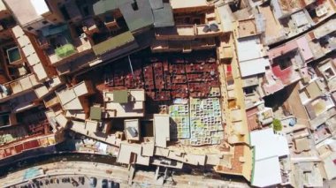 Fas 'ın Fez kentindeki Chouara Tannery' nin nefes kesici hava manzarasını deneyin. Eski deri tabaklama sanatının dinamik ve renkli bir ortamda sergilendiği yerde zengin bir kültür mirası sergilenmektedir.