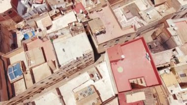 Bu yüksek çözünürlüklü hava fotoğrafı Fez, Fas 'ın çatılarının detaylı bir görüntüsünü sunuyor, şehirlerin eşsiz mimarisini ve kentsel tasarımını kendine özgü bir perspektiften vurguluyor.