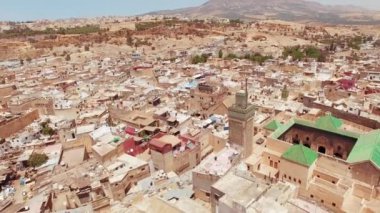 Fez, Fas 'ın çarpıcı 4K hava manzarası şehirlerin zengin tarihini, geleneksel mimarisini ve nefes kesici manzaralarını vurguluyor. Fez 'in antik sokaklarını ve kültürel mirasını keşfedin..