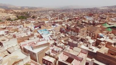 Fez, Fas 'ın büyüleyici hava manzarası. Karmaşık çatılar, canlı mimari ve tarihi caddeler sergileniyor. Yüksek çözünürlüklü görüntü Fezs kentsel manzarasının özünü yakalar