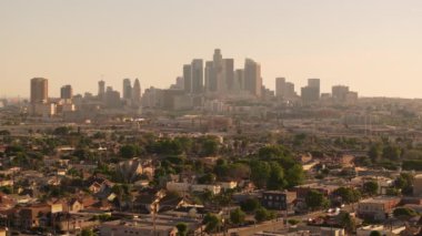 Los Angeles, Kaliforniya 'nın merkezinin ufuk çizgisini gösteren çarpıcı bir hava görüntüsü. Şehir manzarası, şehir mimarisi ve yerleşim alanlarını ön planda yakalar..