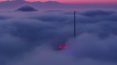 Los Angeles şehir merkezindeki çarpıcı 4K hava videoları bulutlarla kaplanarak gökyüzünü ve şehir ışıklarını aydınlatarak büyülü bir ortam yaratıyor. Büyüleyici manzaranın tadını çıkar.