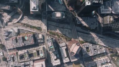 Los Angeles, California 'nın nefes kesen panoramik manzarasına hoş geldiniz. Çağdaş mimarisini, hareketli sokaklarını ve yemyeşil parklarını hava perspektifinden sergiliyor.