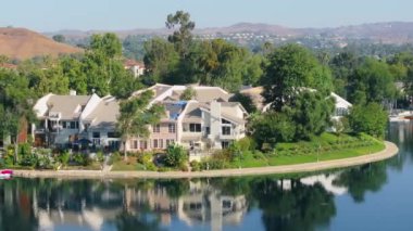 Sabahları, koşucular Calabasas, California, ABD 'de huzurlu ve huzurlu bir ortamda gölün etrafında koşmanın huzurlu güzelliğinin tadını çıkarıyorlar.