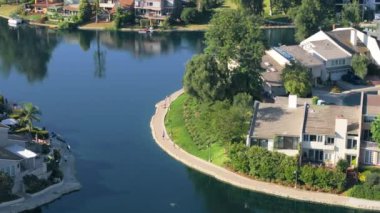 Calabasas, California 'da sakin bir gölün etrafında güzel doğayla çevrili, spor meraklıları için mükemmel bir sabah koşusuna çıkın.