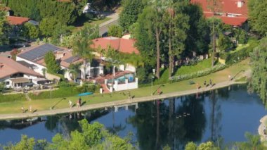 Calabasas, California sakinleri güne sakin gölün etrafında sakin bir sabah koşusuyla başlıyor. 4K 'daki manzaranın keyfini çıkarıyorlar.