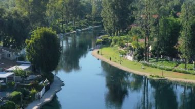 Sabahleyin, koşucular Calabasas, California 'da sakin bir atmosferle çevrili manzaralı bir gölün etrafında ferahlatıcı bir koşunun tadını çıkarıyorlar.