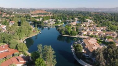 Günün erken saatlerinde, koşucular Calabasas, Kaliforniya, ABD 'de doğa ve resimli evlerle çevrili manzaralı gölde huzurlu bir yürüyüş yapabilirler.