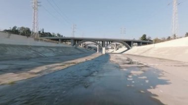 Detaylı hava görüntüsü Los Angeles şehir merkezindeki karmaşık drenaj sistemini vurguluyor. Beton köprülerin altından akan sular şehrin kentsel manzarasını geliştiriyor.