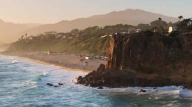Malibu, California 'da unutulmaz bir maceraya atılmak. Güneş batarken, doğa ve okyanusla çevrili nefes kesici bir hava manzarasından nefes kesici kıyı şeridini yakalayın.