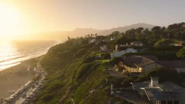Gün batımında nefes kesici bir 4K hava görüntüsü yakalayan Malibu, California 'nın bu görüntülerinde büyüleyici sahil şeridi, yemyeşil ve bölgenin tanınmış barışçıl atmosferi yer alıyor.