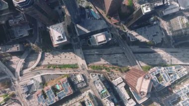 Yukarıdan Los Angeles 'ın kalabalık şehir merkezinin büyüleyici görüntüsü modern gökdelenleri, hareketli caddeleri ve gelişen metropolün dinamik enerjisini yansıtıyor.