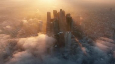 Los Angeles şehir merkezi, sabah güneşiyle yıkanan gökdelenleriyle büyüleyici görünüyor, yukarıdan görülebilen nefes kesici şehir manzarası yaratıyor. Altın ışık şehrin güzelliğini vurguluyor..