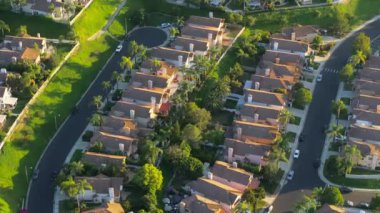 Los Angeles, California 'daki Calabasas banliyö mahallesinin güzel hava manzarasının tadını çıkarın. Yüksek çözünürlüklü 4K çözünürlüklü lüks konutlar ve yemyeşil alanlar sergileniyor.
