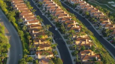 Calabasas, Los Angeles 'ın çarpıcı 4K hava manzarası lüks evler ve yeşil manzaralı lüks bir yerleşim alanı sergiliyor.