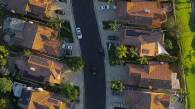 Calabasas, Los Angeles, California 'daki sakin ve düzenli yerleşim yerlerini gösteren çarpıcı bir hava görüntüsü. Zarif evler ve yemyeşil alanlar sergileniyor..