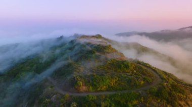 Kaliforniya 'daki sisli Malibu dağları, sakin doğal ortamların ortasında çeşitli açık hava arayışları ve fotoğrafçılık için ideal, çarpıcı bir gündoğumu ortamı sağlar.