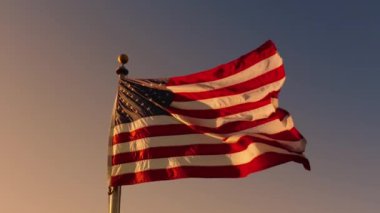 Amerikan bayrağı, Bağımsızlık Günü, Başkanlar Günü ve seçimler gibi önemli günlerde şafak sökerken gururla sabah ışığında dalgalanan vatanseverliği temsil eder.