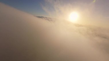Malibu, California 'nın büyüleyici güzelliğini büyüleyici hava manzarasından keşfedin. Sinematik 4K çekimi, bir FPV insansız hava aracının yakaladığı sisli güneşin doğuşunu gösteriyor.