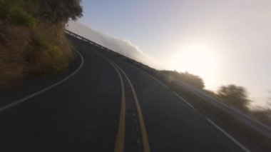 Malibu, California 'da gün batımında çekilen çarpıcı bir drone çekimi, kıyı manzarasının benzersiz bir görüntüsünü sunuyor. Manzara ve unutulmaz anları yakalamak için mükemmel.