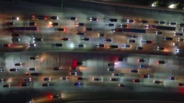 Los Angeles şehir merkezindeki yoğun bir trafik sıkışıklığını gösteren hava fotoğrafında kalabalık bir otoyolda sıkışan araçlar, metropoliten bir şehirde işe gidip gelmenin zorluklarını gözler önüne seriyor.