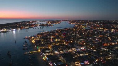 Kendinizi California 'daki Newport Sahili Noel Gemisi Geçidi' nin büyüleyici atmosferine daldırın. Güzel okyanus günbatımına karşı kurulmuş muhteşem ışıklara tanık olun.