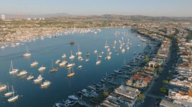 Newport Sahili, Kaliforniya 'nın nefes kesici hava manzarası marina, tekne ve kıyı evleri