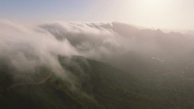 Kaliforniya, ABD 'de güneş doğarken sabah sisi ile kaplanmış Malibu dağlarının dingin ve büyüleyici manzarasına hoş geldiniz. Doğal güzelliğin nefes kesici bir perspektifini sunuyor.