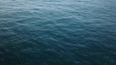 Okyanus dalgalarının nefes kesici güzelliğine dalın, sakin günbatımlarında ya da gündoğumlarında 4K yavaş hava görüntülerine yakalanıp, denizin uçsuz bucaksız, büyüleyici özünü gözler önüne sererek