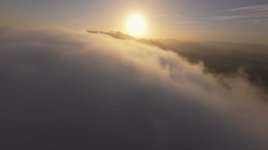 Malibu, California 'da güneşin doğuşunun büyüleyici güzelliğine tanık olun. FPV insansız hava aracı tarafından 4K' da çekilen muhteşem manzara ve doğanın sükunetini gözler önüne seriyor.