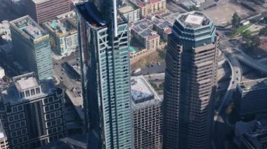 Los Angeles şehir merkezini yukarıdan gözlemlerken, şehir merkezindeki canlı metropol ortamını resmeden etkileyici yüksek gökdelenleri ve modern şehir mimarisini görebilirsiniz.
