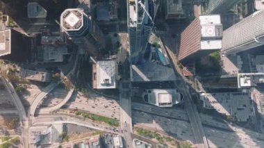Los Angeles, Kaliforniya 'nın hareketli şehir merkezinin çarpıcı 4K görüntüsü gökdelenleri ve kentsel manzaraları gösteriyor.