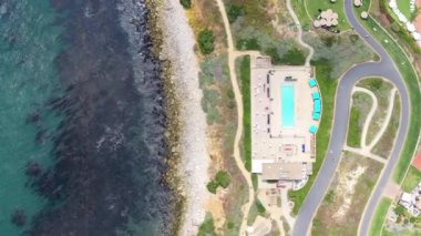 Nefes kesen 4K videosu şafak vakti Laguna Sahili 'ni güzel bir şekilde yakalıyor. Sahil şeridini, havuzu, sokakları ve yumuşak sabah güneşiyle yıkanan yemyeşil alanları da içeriyor.