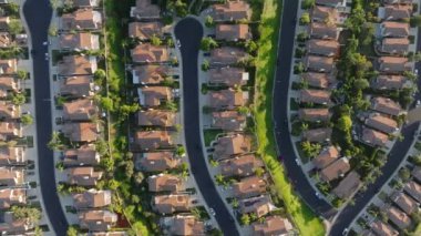 Calabasas, Los Angeles 'ın nefes kesici görüntülerini keşfedin, nefes kesici 4K hava perspektifi ile evleri, yeşillikleri ve dolambaçlı yolları gösterin, sakin bir banliyö ortamı oluşturun.