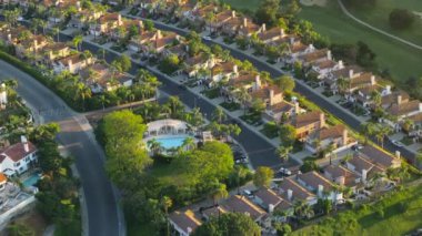 Calabasas, Los Angeles 'ın büyüleyici güzelliğini keşfedin nefes kesici 4K hava manzaralı. Yeşilliğe ve bu lüks yerleşim alanındaki havuzlara hayran kaldım.
