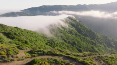 Kaliforniya, ABD 'de gün doğumunda veya gün batımında yanlış görülen Malibu dağlarının büyüleyici hava manzarası, açık hava keşifleri ve barışçıl kaçışlar için sakin ve resimli bir manzara sunuyor.