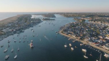 Bu nefes kesici hava perspektifi, California 'daki Newport Sahili' nin cazibesini, hareketli limanını, çarpıcı sahil şeridini ve sakin yerleşim yerlerini güzel bir şekilde gözler önüne seriyor.