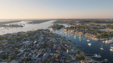 Newport Beach, California 'nın nefes kesici 4K hava görüntülerinin tadını çıkarın. Zarif evleri, tekne dolu bir marinası, güzel bir kıyı şeridi ve hoş bir limanı var. Seyahat meraklıları için mükemmel.