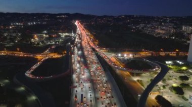 Los Angeles, Kaliforniya, ABD 'de bir trafik sıkışıklığının hava görüntüsü. Binlerce araç trafiğe takılıp, şehrin canlı ışıklarını ve hareketli gece faaliyetlerini yakalıyor..