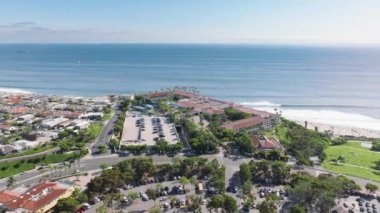 Laguna Sahili 'nin çarpıcı bir görüntüsü, 4K çözünürlüğüyle sahil şeridinin ve güneşin doğuşunun güzelliğini yakalıyor. Huzurlu sabah manzarası dingin manzaraları ve okyanus manzaralarını vurgular..