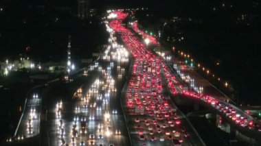 Los Angeles, Kaliforniya 'nın canlı şehir merkezinde, şehir yollarındaki yoğun gece trafiği hava perspektifinden gözlemlenebilir, canlı şehir atmosferini göstermektedir.