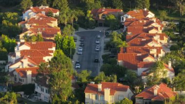 Calabasas, Los Angeles 'ın hava manzarasında zarif evler, yeşillikler ve sakin bir yerleşim yeri sergileniyor. Bu güzel Kaliforniya toplumunda güzel bir manzara yaratıyor.
